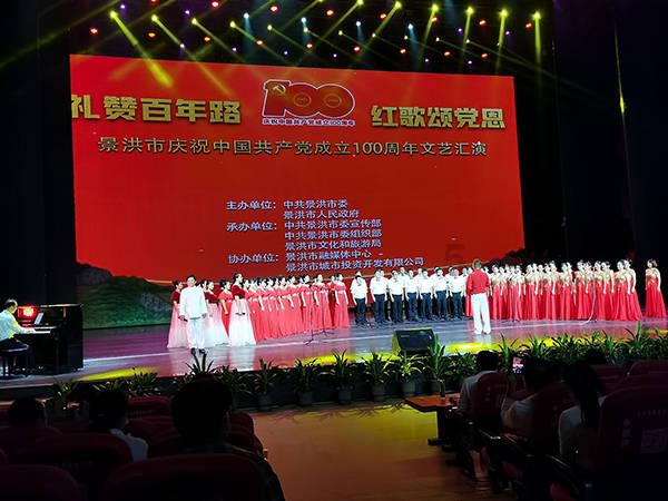 险!大货车与中巴车相撞,中巴车车头严重变形…
